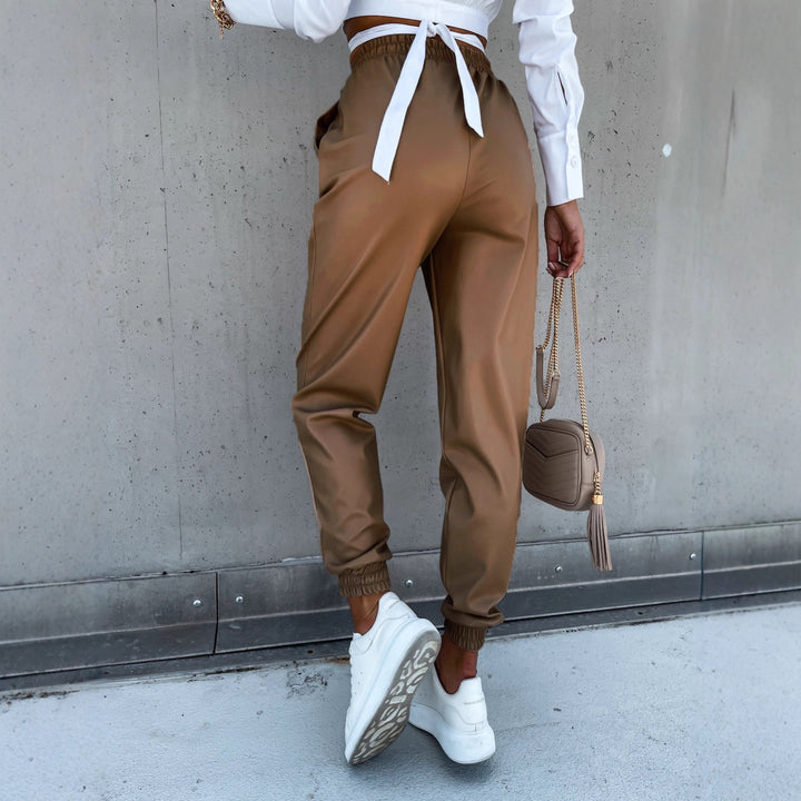 Kvinnelige behagelige joggebukser i sporty stil med elastisk liv og lommer Skjora