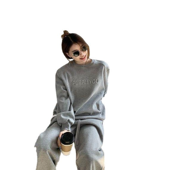 Kvinne Urban Lounge Outfit med oversized sweatshirt og casual joggers Skjora