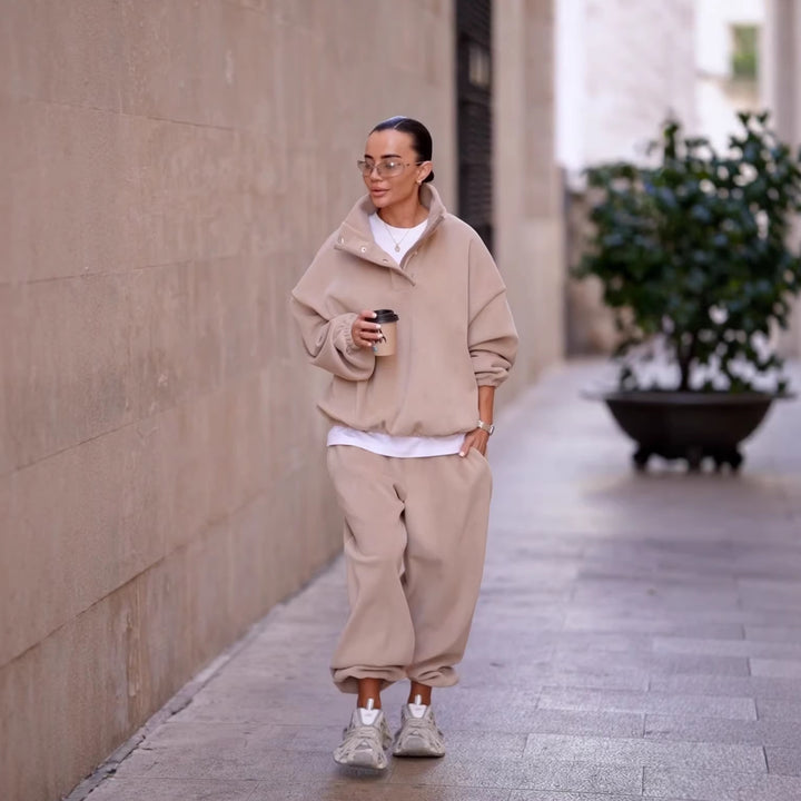 Dame koselig oversized fleece genser med høy krage og elegant snøreapplikasjon Skjora