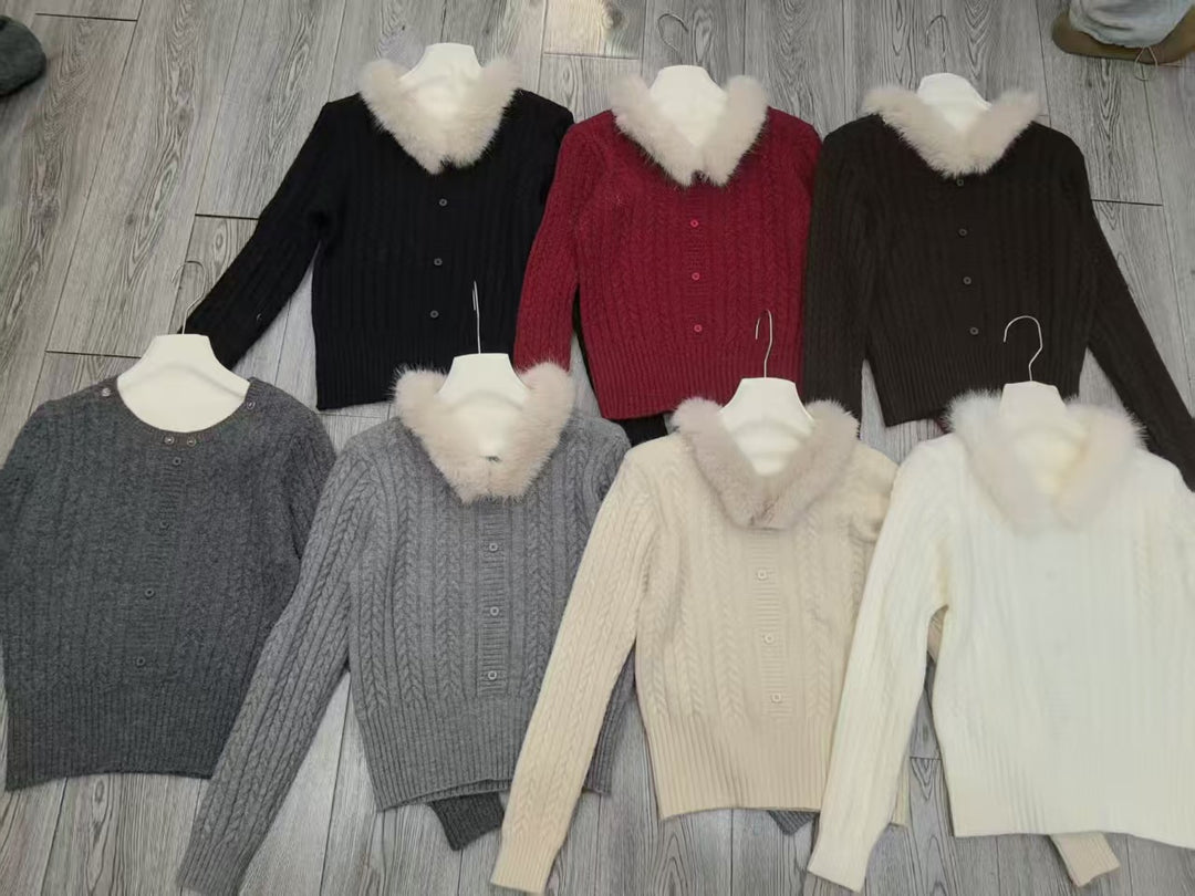 Kvinne strikkegenser med luksuriøs pelskrage og elegante knappdetaljer Skjora