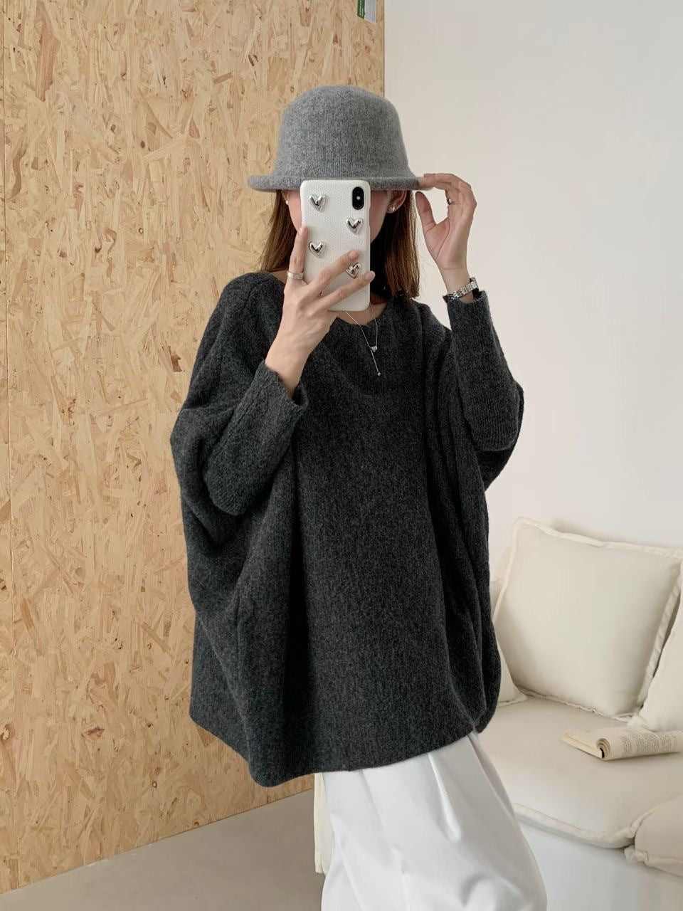 Dame oversized strikkegenser med en avslappet fasong og dramatiske ermer Skjora