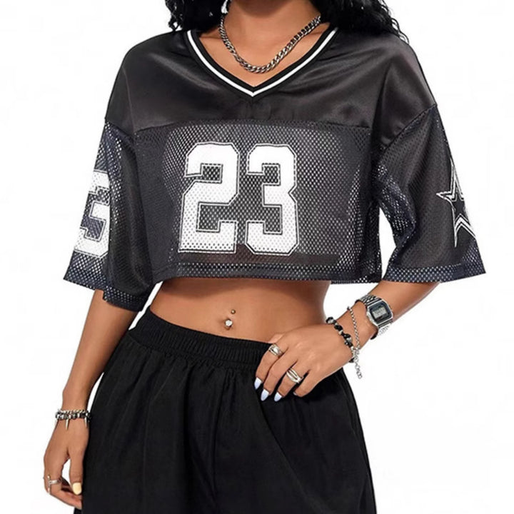Dame sporty crop-top laget av pustende mesh-materiale med nummer CD-Skjora