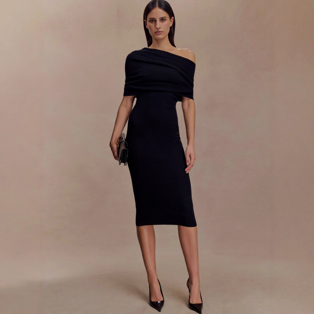 Dame elegant strikkjole med off-shoulder design Skjora