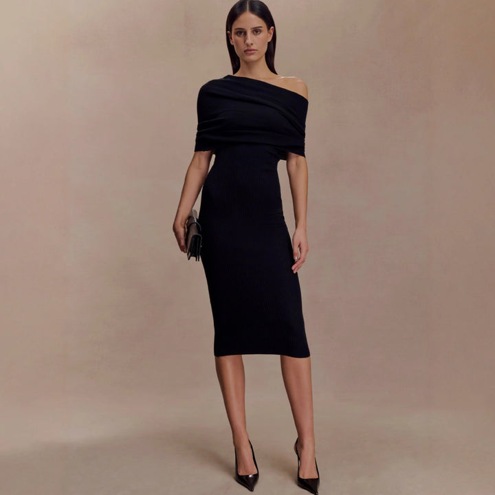 Dame elegant strikkjole med off-shoulder design Skjora
