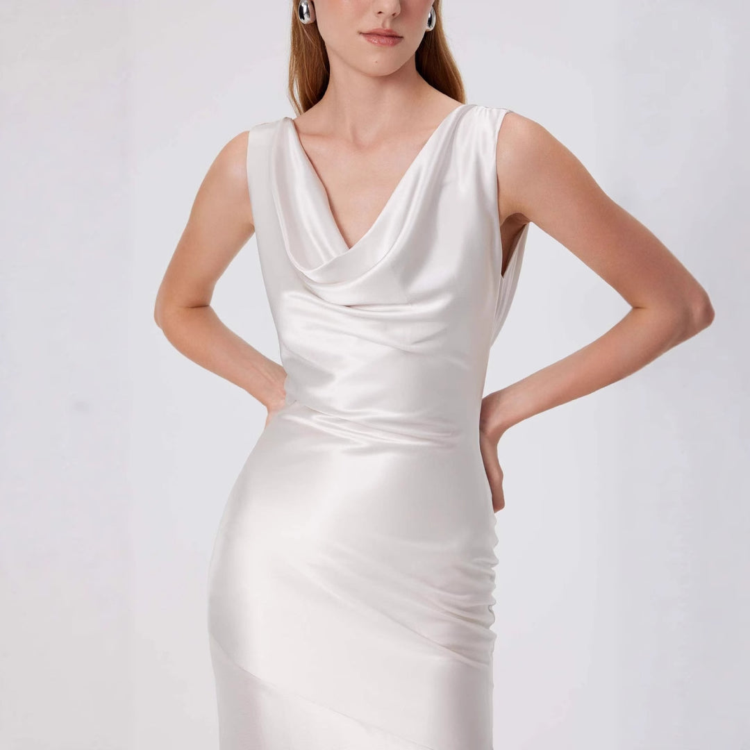 Dame elegant aftenkjole med flytende satin og raffinert utringning Skjora