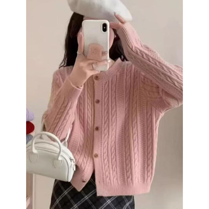 Damer elegant cardigan med kabelmønster og dekorative knapper Skjora