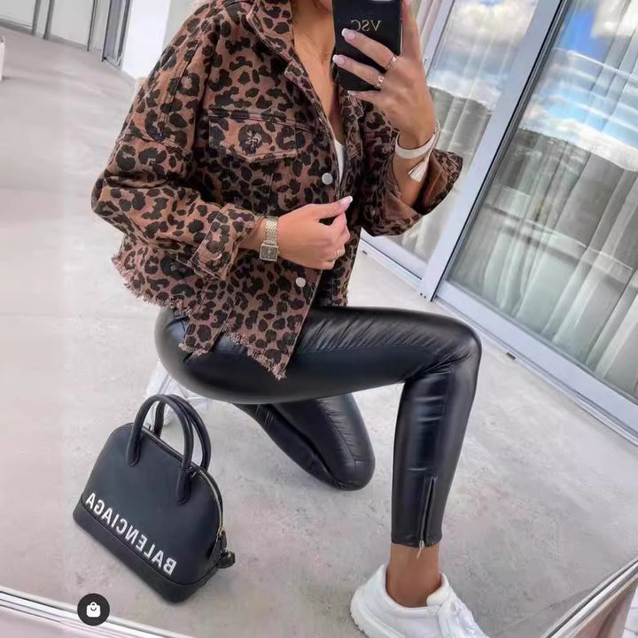 Dame denimjakke i leoparddesign med avslappet snitt og frynsefinish
