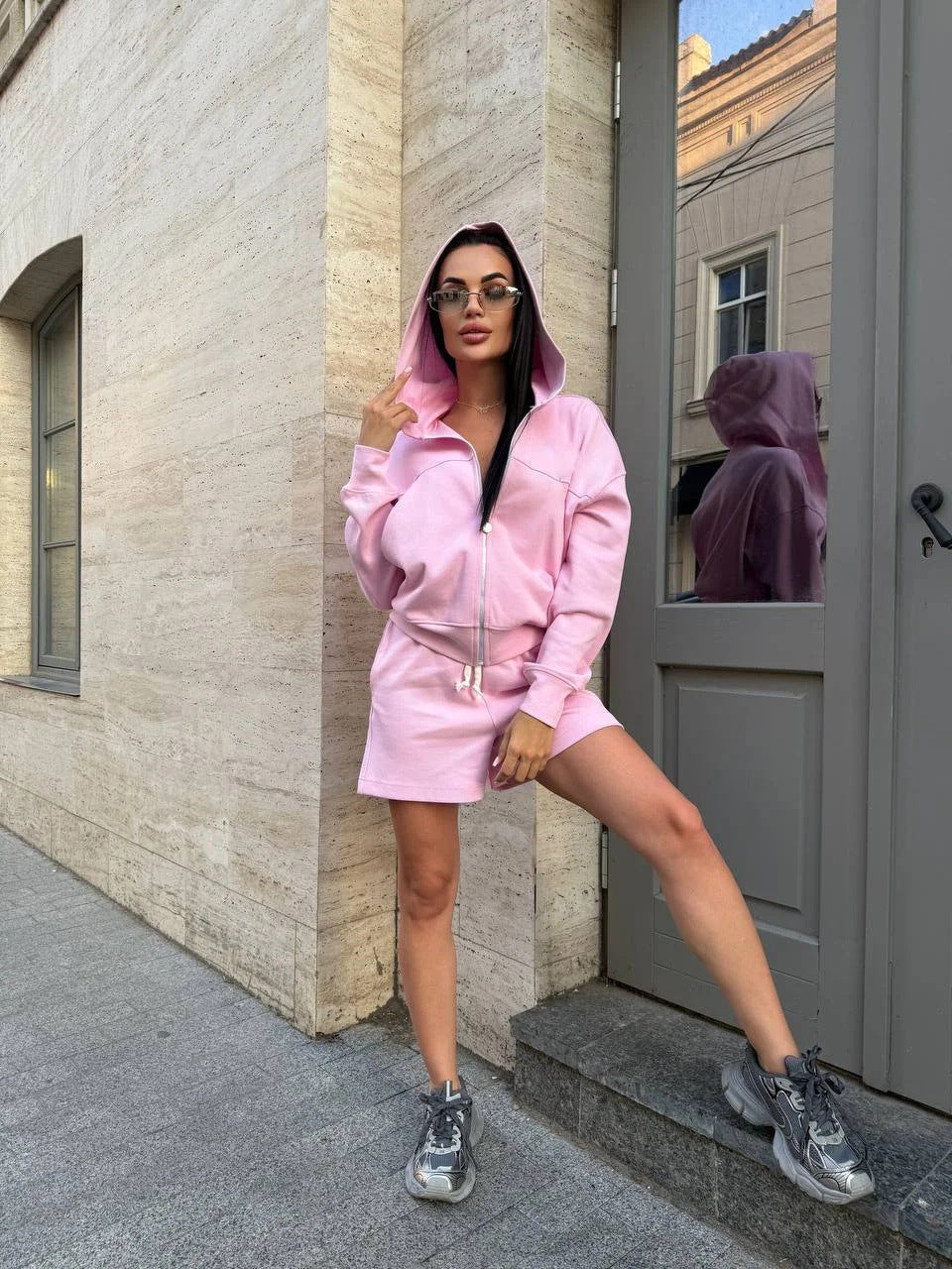 Kvinnenes sommer sports lounge-sett med hettegenser og shorts Skjora