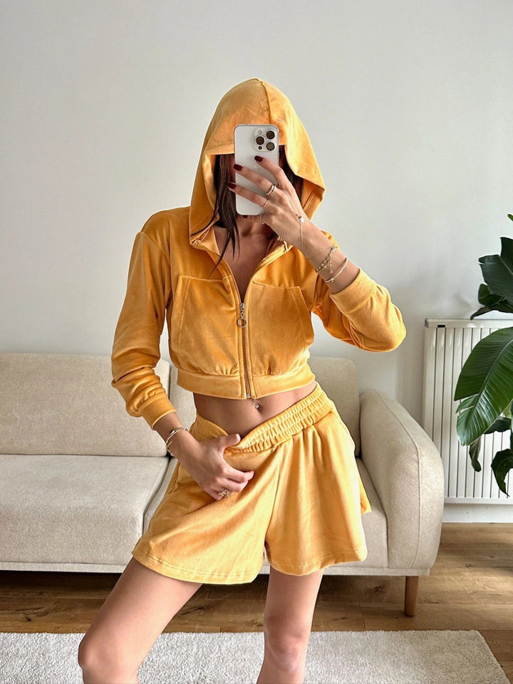 Kvinne casual fleece sett med cropped hettegenser og komfortable shorts