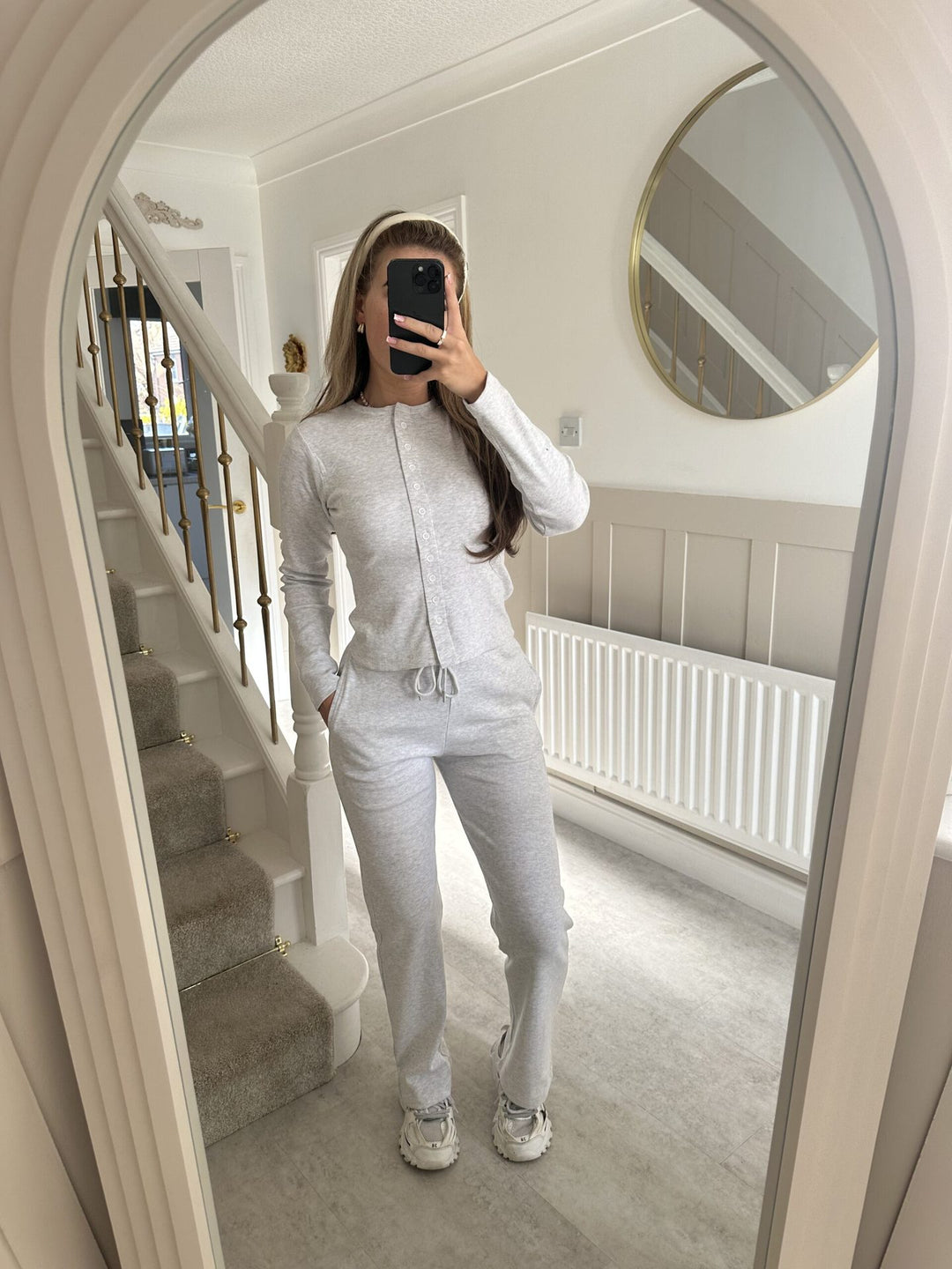 Kvinnens koselige strikkedress med knappdetaljer og elegant design Skjora