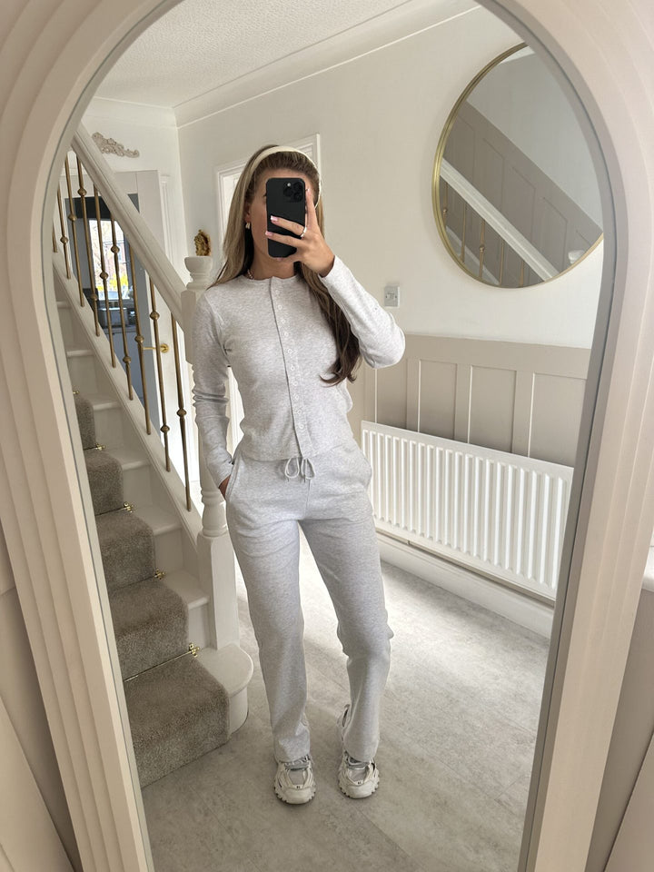 Kvinnens koselige strikkedress med knappdetaljer og elegant design Skjora