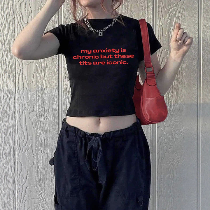 Dame crop T-skjorte med inspirerende tekst og figurformet snitt Skjora