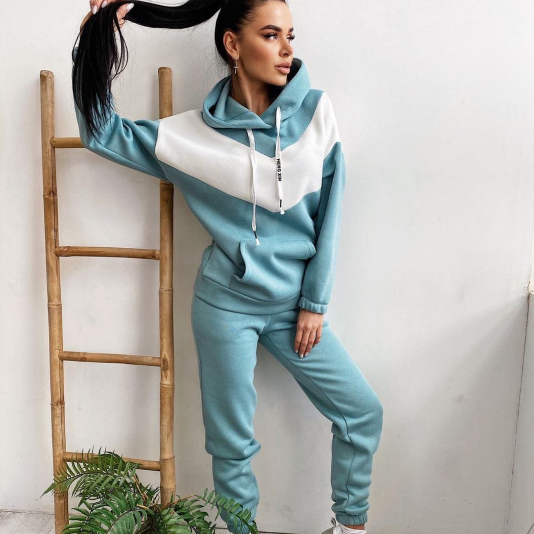 Kvinnors sportiga fritidsset med modern hoodie och joggingsbyxor Skjora