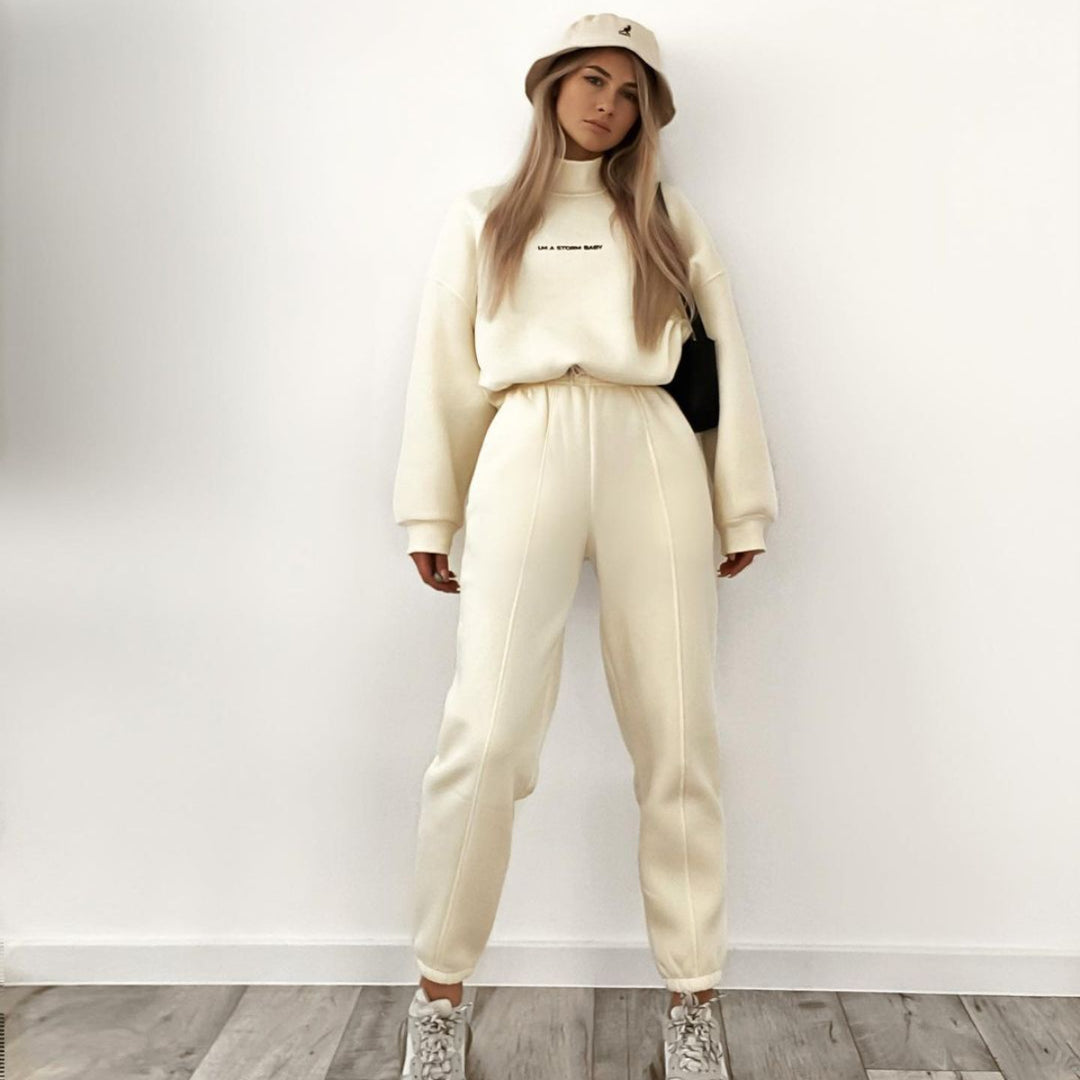 Kvinnenes sporty loungedress med høy ståkrage og vide ermer Skjora