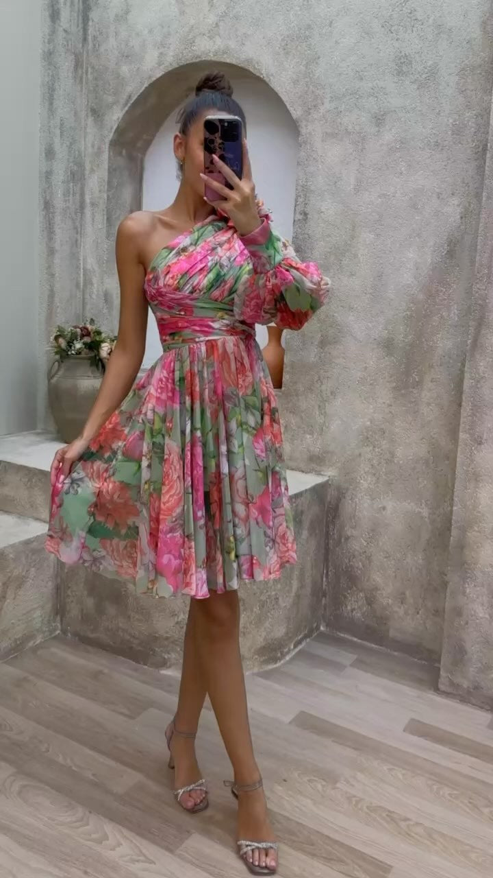 Kvinne Flowing Floral Dress med Asymmetrisk Design og Volangdetaljer Skjora