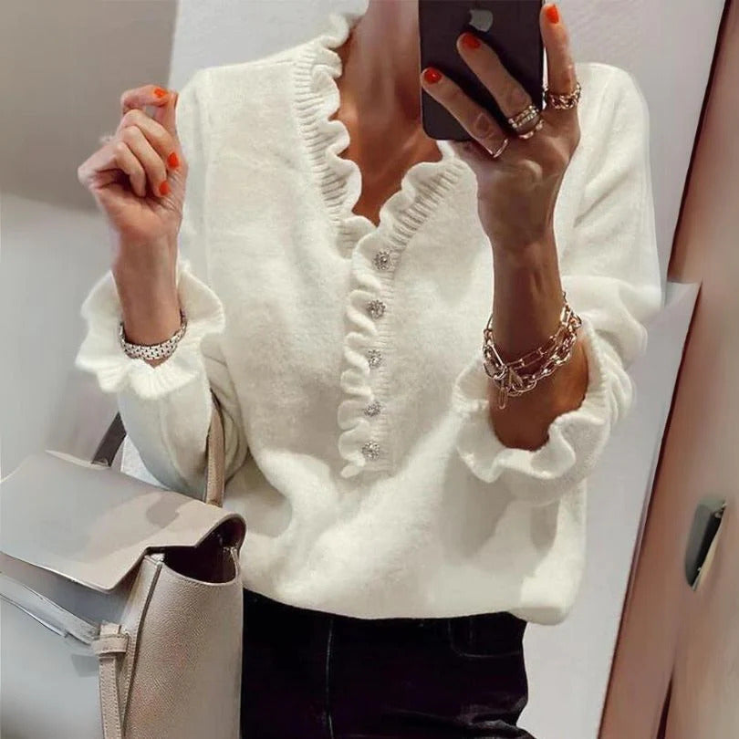 Damebluse med flytende volangdesign og knapplisting Skjora
