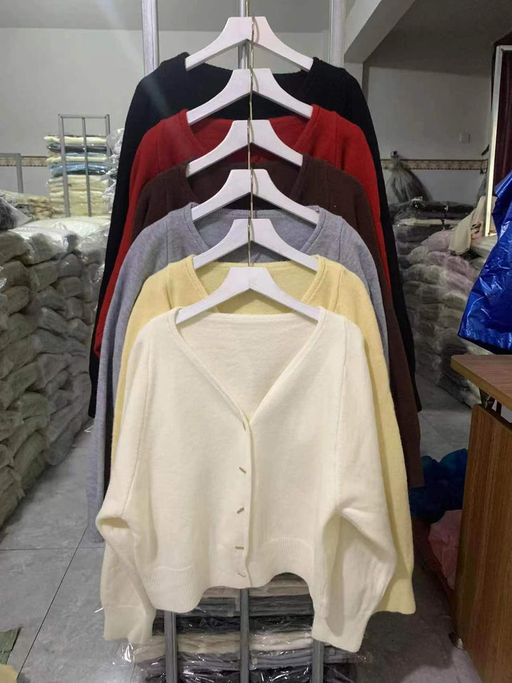 Dame cardigan med dyp V-hals og elegante knapper Skjora