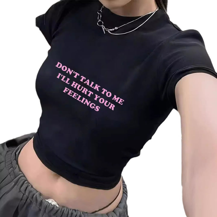 Dame Crop-T-skjorte med iøynefallende statement-trykk Skjora 1777452337