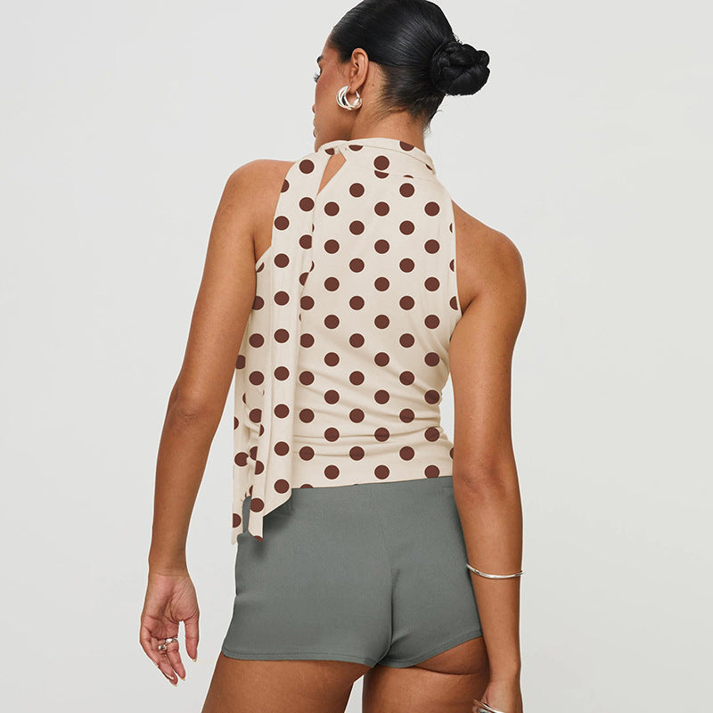 Dame asymmetrisk polka-prikket topp med høye skjæringslinjer og elegant halterdesign Skjora