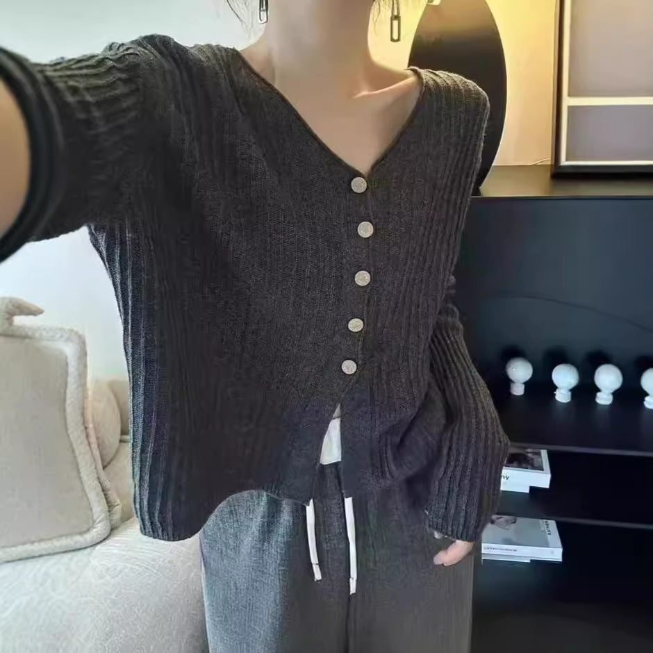 Kvinnens cardigan med dekorative knapper og dyp V-hals Skjora