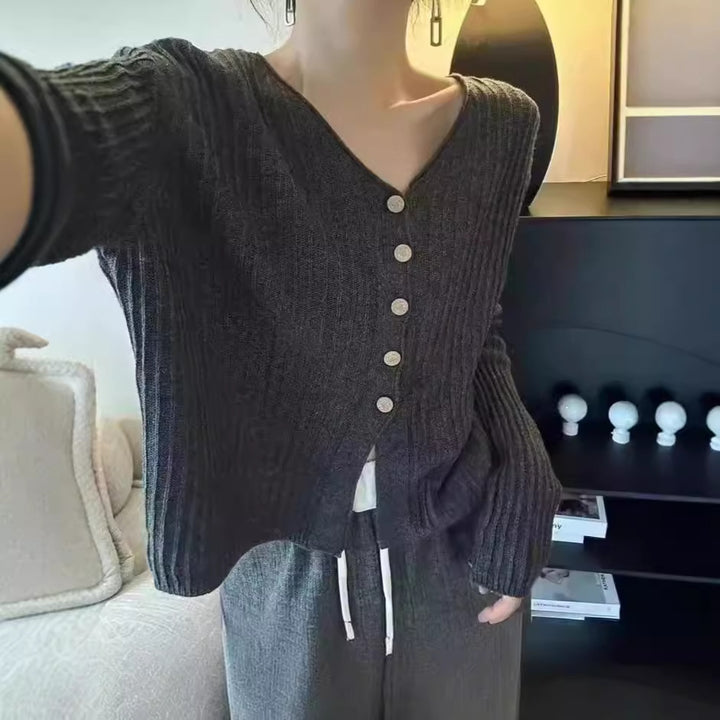 Kvinnens cardigan med dekorative knapper og dyp V-hals Skjora