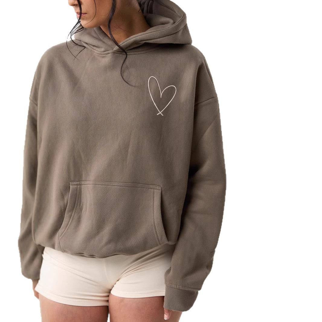 Dame het het sweatshirt med stor hjerte design og behagelige korte shorts Skjora