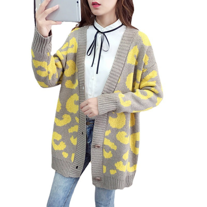 Kvinnenes stor strikket cardigan med leopardmønster og knappdetaljer Skjora