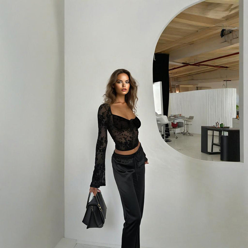 Women's form-fitting peasant blouse with long sleeves and sweetheart neckline Skjora