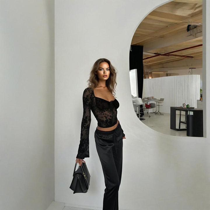 Women's form-fitting peasant blouse with long sleeves and sweetheart neckline Skjora