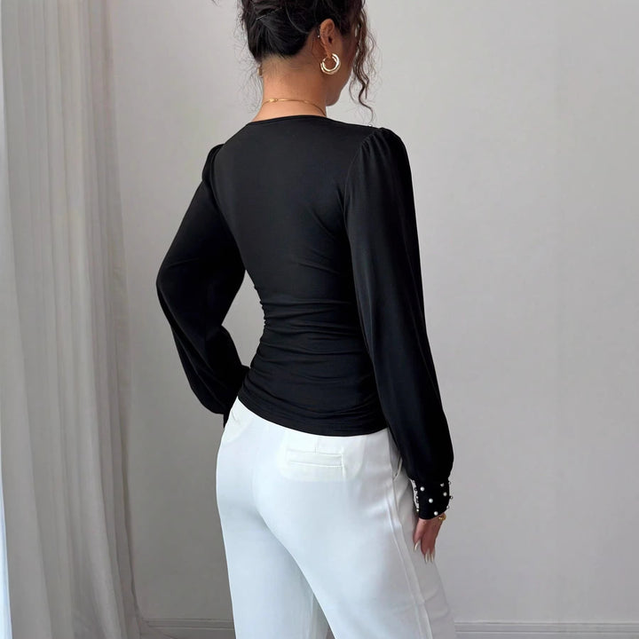 Kvinnes elegant bluse med V-hals og dekorasjon Skjora
