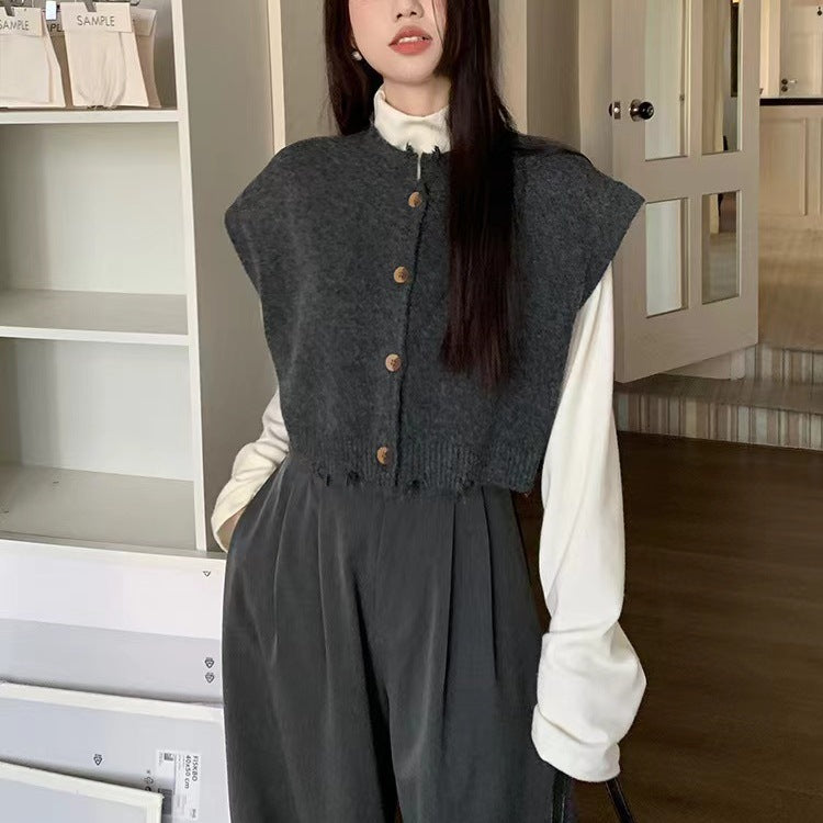 Kvinne cropped cardigan med splittet kant og detaljer med treknotter Skjora
