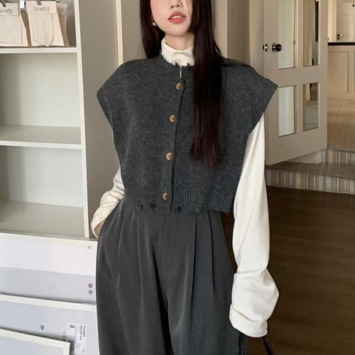 Kvinne cropped cardigan med splittet kant og detaljer med treknotter Skjora
