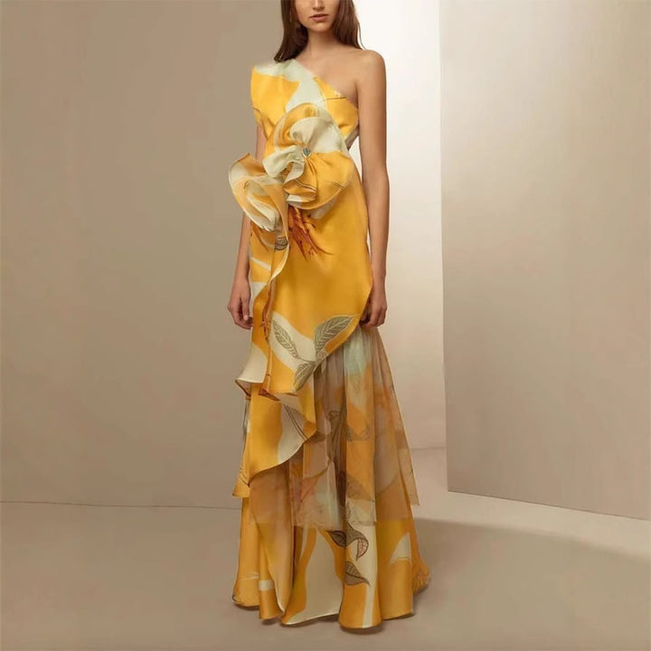 Dames elegant asymmetrisk kveldskjole med flytende skjørt og iøynefallende volanger detaljer
