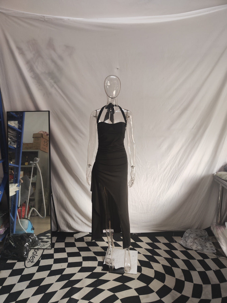 Damer Elegant kjole med asymmetrisk kant og stilig nakkebinding Skjora
