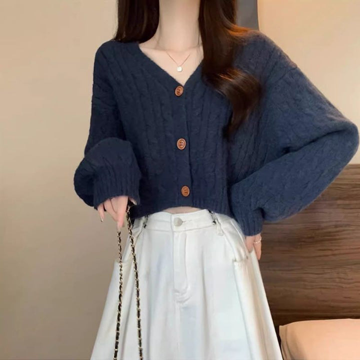 Kvinne chunky strikk cardigan med knappdetaljer og dyp V-hals Skjora