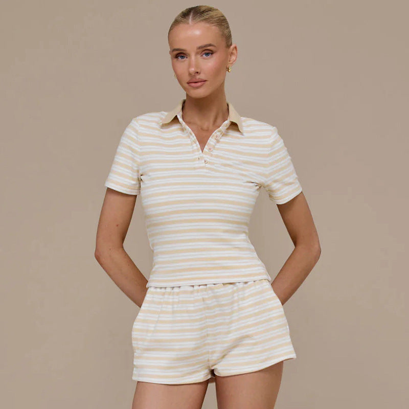 Dame stripete sovsett med polo-skjorte og shorts Skjora