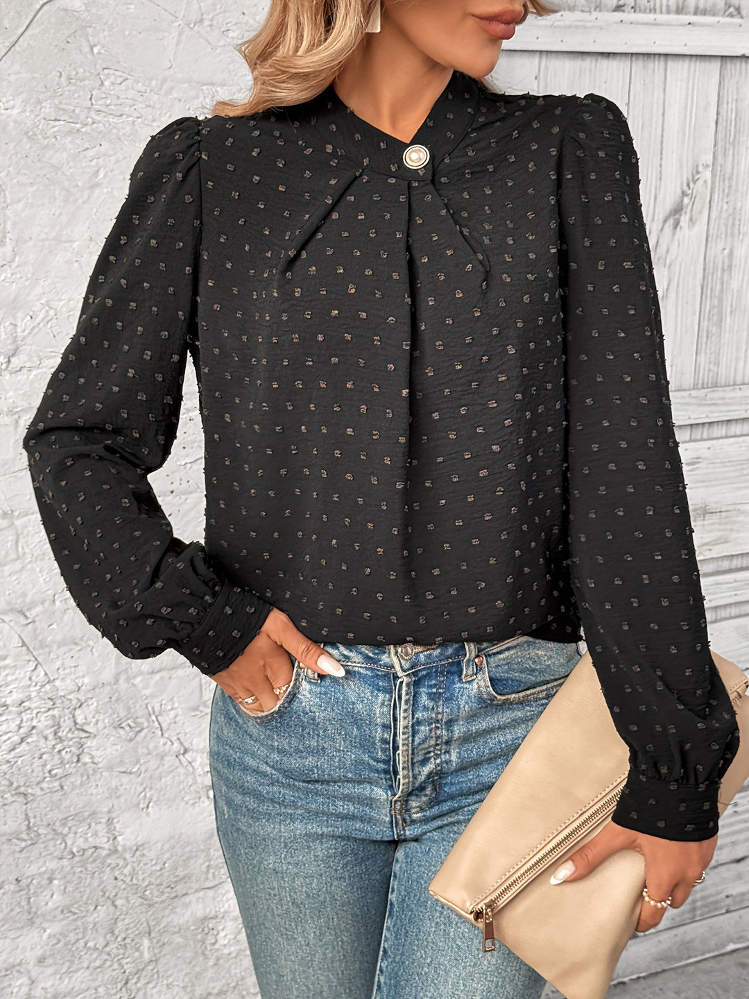 Dames elegant bluse med volangdetaljer og edel knappdesign Skjora