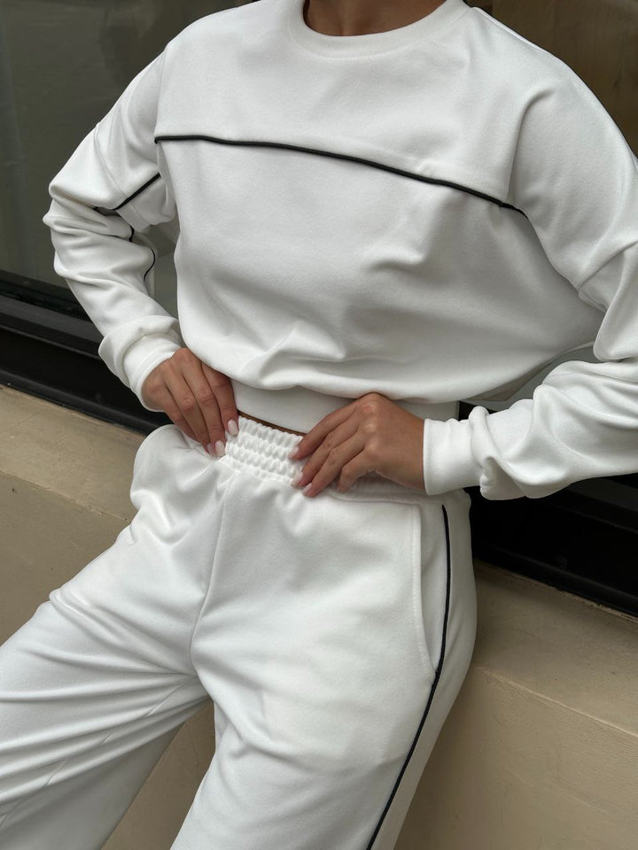 Dame moteriktig sweatshirt og avslappet bukse Skjora