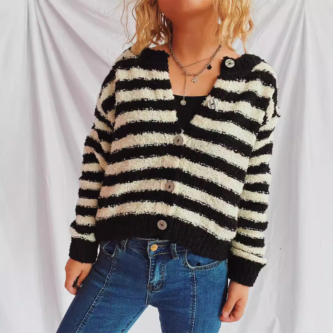 Dame koselig cardigan med moderne striper og knappe detaljer Skjora