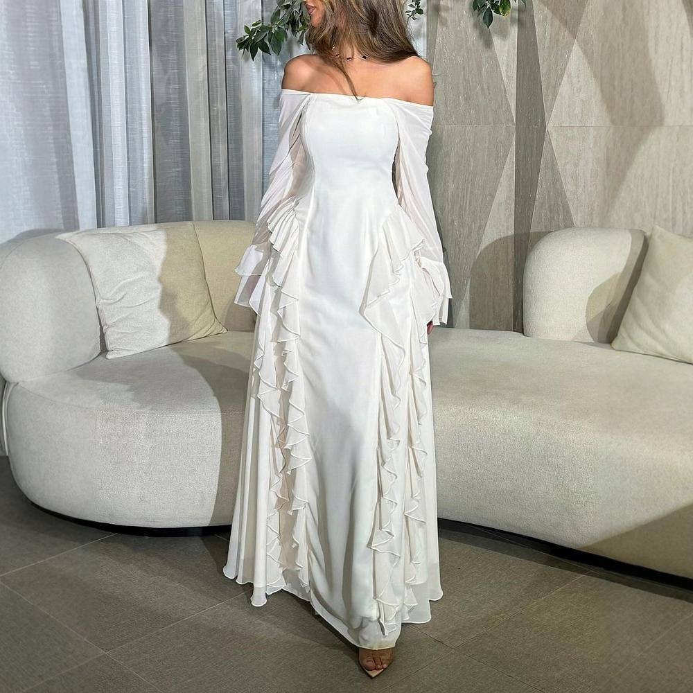 Kvinners elegant maxi kjole med off-shoulder ermer og volangdetaljer Skjora
