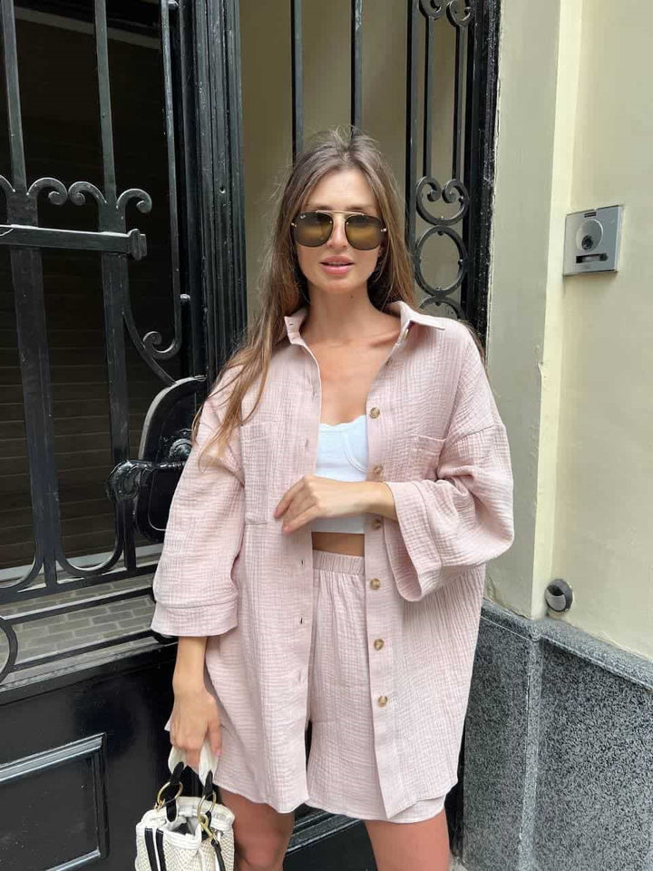 Kvinnelig uformell kortermet sett med oversized skjorte og komfortable shorts