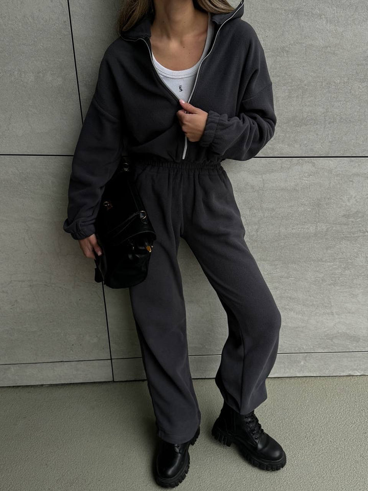 Kvinners fleece loungewear-sett med høy krage og praktiske lommer Skjora