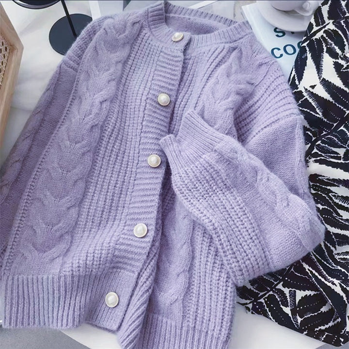 Kvinne Cozy Knit Kåpe med Perleknappdetaljer og Kabelstrikketekstur Skjora