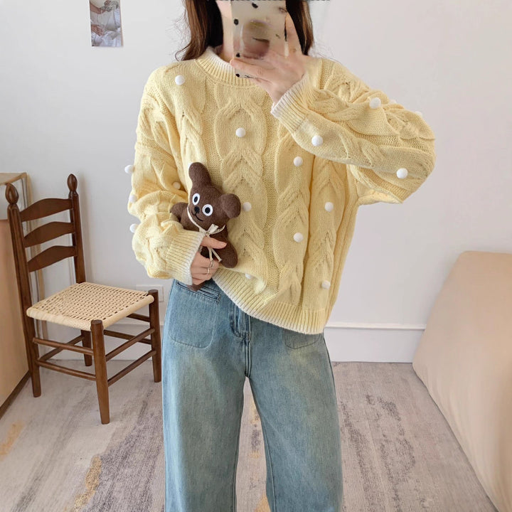 Kvinnens chunky strikket oversized genser med avslappet kabelmønster og lekne applikasjoner Skjora