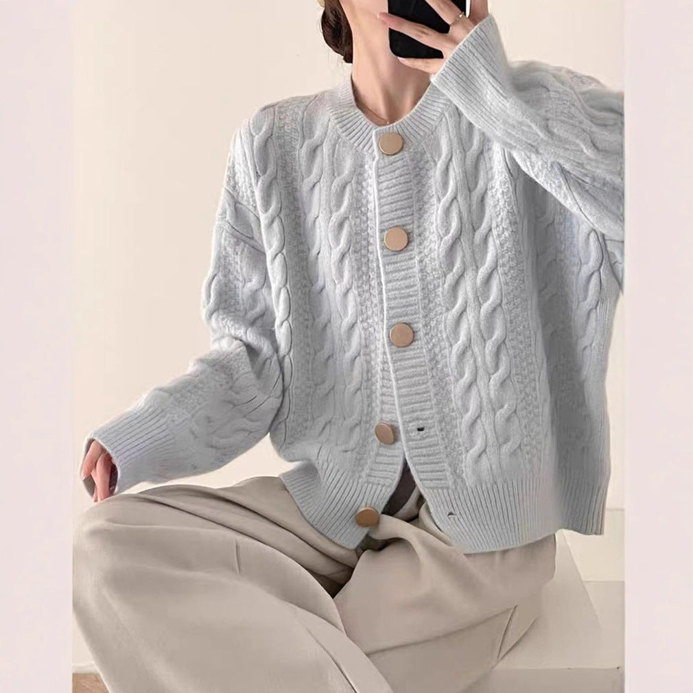 Kvinnens cardigan med kabelmønster og store knapper Skjora