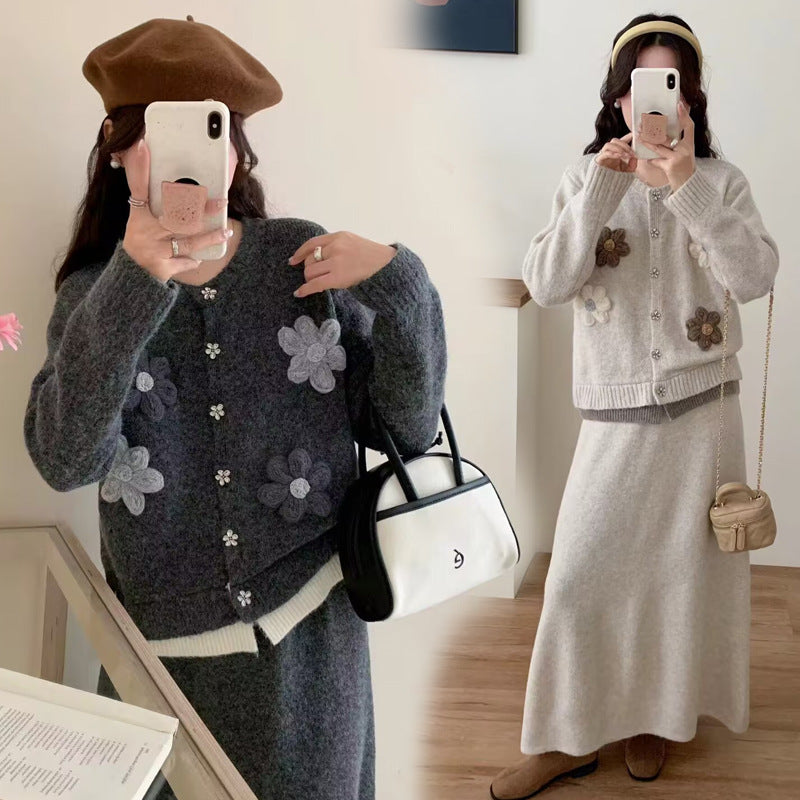 Dame cardigan med blomsterapplikasjoner og maxiskjørt Skjora