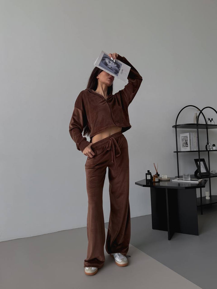 Kvinnelig elegant velour lounge-sett med cropped jakke og vid passform Skjora