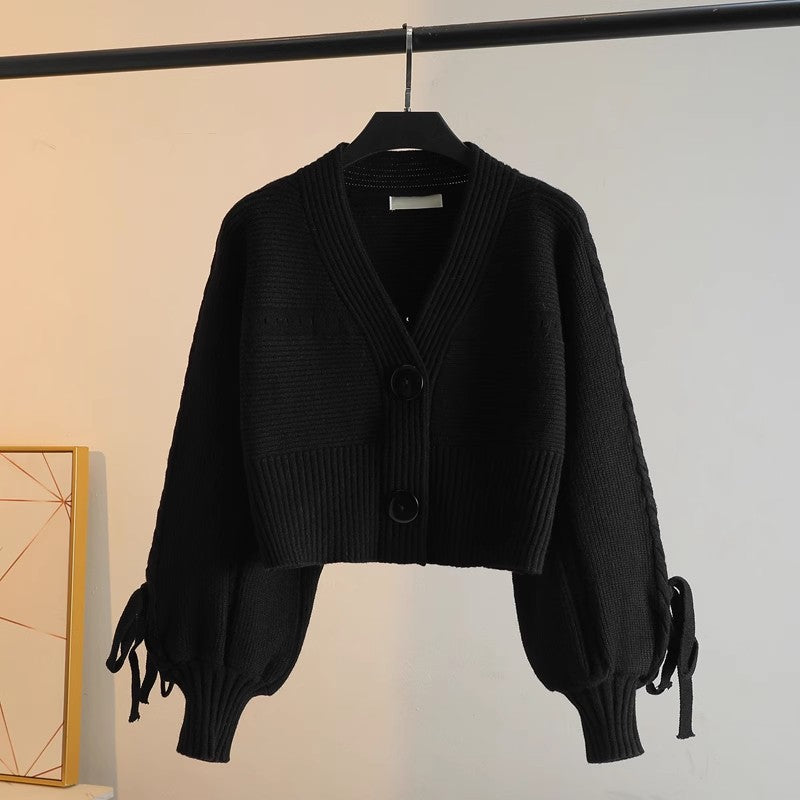 Kvinnes fashionable cardigan med voluminøse ermer og knappdetaljer Skjora