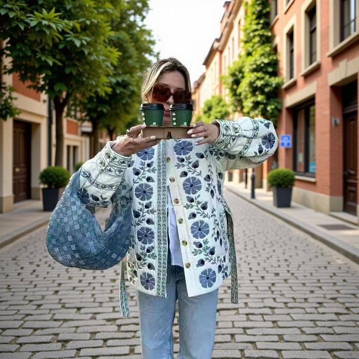 Dame blusejakke med blomstermønster og justerbart belte Skjora