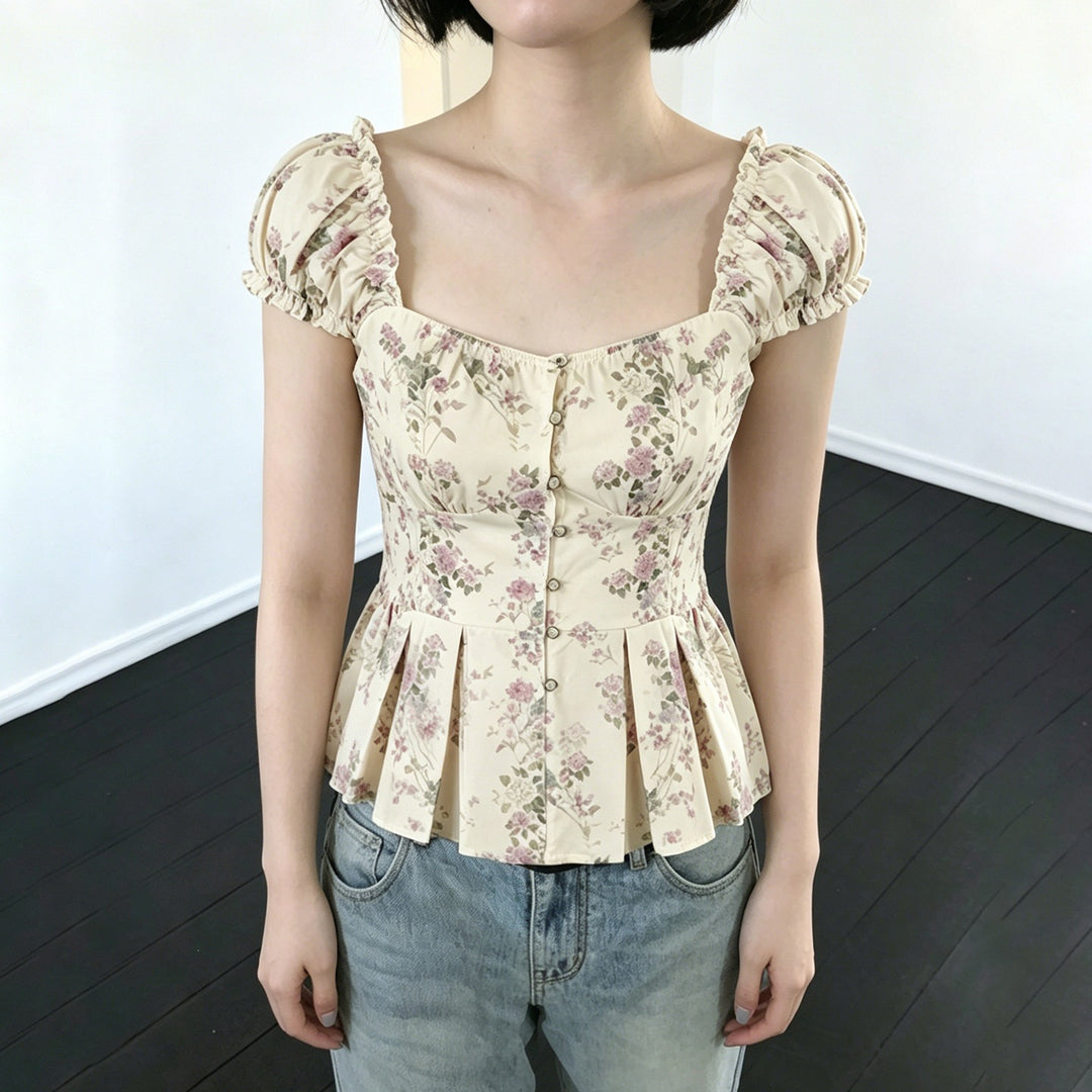 Damebluse med blomsterdesign og volanger